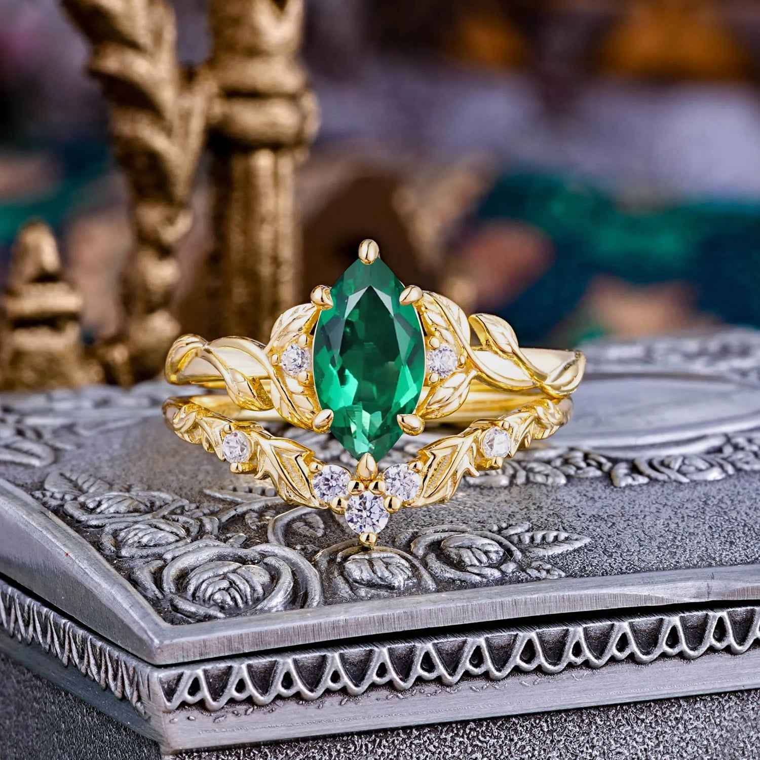 Nature-Inspired Marquise Emerald Bridal Ring Set with Vine Motif