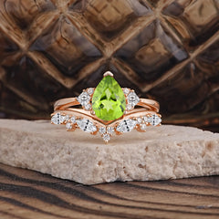 Luxury 3-Prong Pear-Cut Peridot Engagement Ring Set