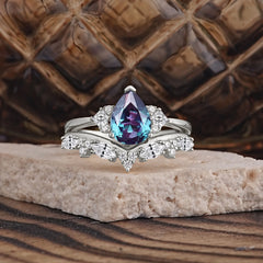 Luxury 3-Prong Pear-Cut Alexandrite Engagement Ring Set