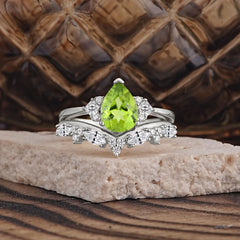 Luxury 3-Prong Pear-Cut Peridot Engagement Ring Set