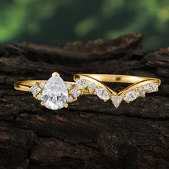 Luxury 3-Prong Pear-Cut Moissanite Engagement Ring Set