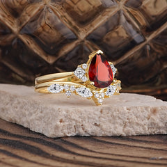 Luxury 3-Prong Pear-Cut Garnet Engagement Ring Set