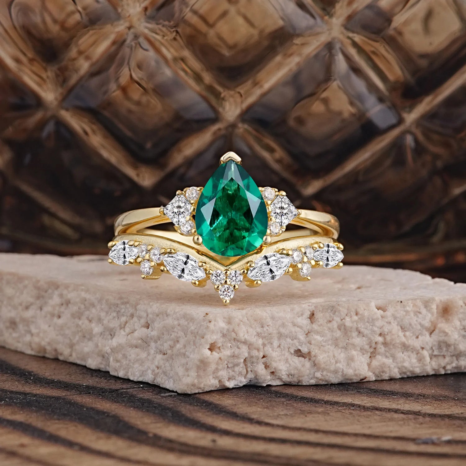 Luxury 3-Prong Pear-Cut Emerald Bridal Ring Set