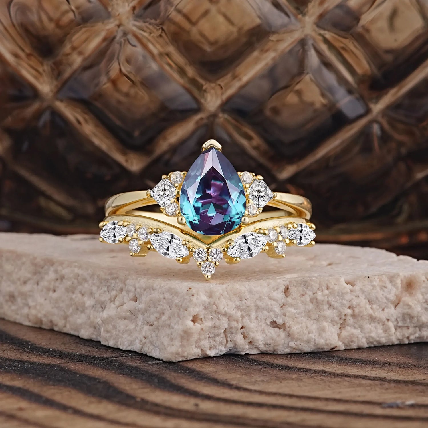 Luxury 3-Prong Pear-Cut Alexandrite Engagement Ring Set