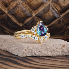 Luxury 3-Prong Pear-Cut Alexandrite Engagement Ring Set
