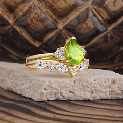 Luxury 3-Prong Pear-Cut Peridot Engagement Ring Set