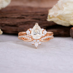 Fashion-Forward Luxury Pear-Cut Moissanite Engagement Ring Set
