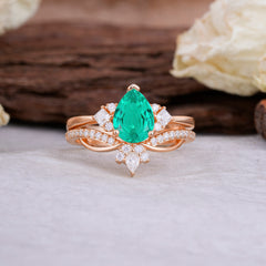 Fashion-Forward Luxury Pear-Cut Emerald Engagement Ring Set