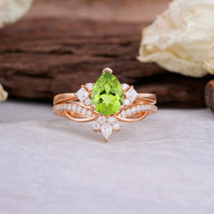 Fashion-Forward Luxury Pear-Cut Peridot Engagement Ring Set