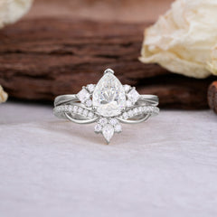 Fashion-Forward Luxury Pear-Cut Moissanite Engagement Ring Set