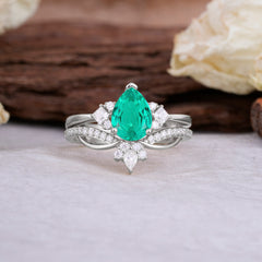 Fashion-Forward Luxury Pear-Cut Emerald Engagement Ring Set