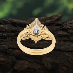 Fashion-Forward Luxury Pear-Cut Moissanite Engagement Ring Set