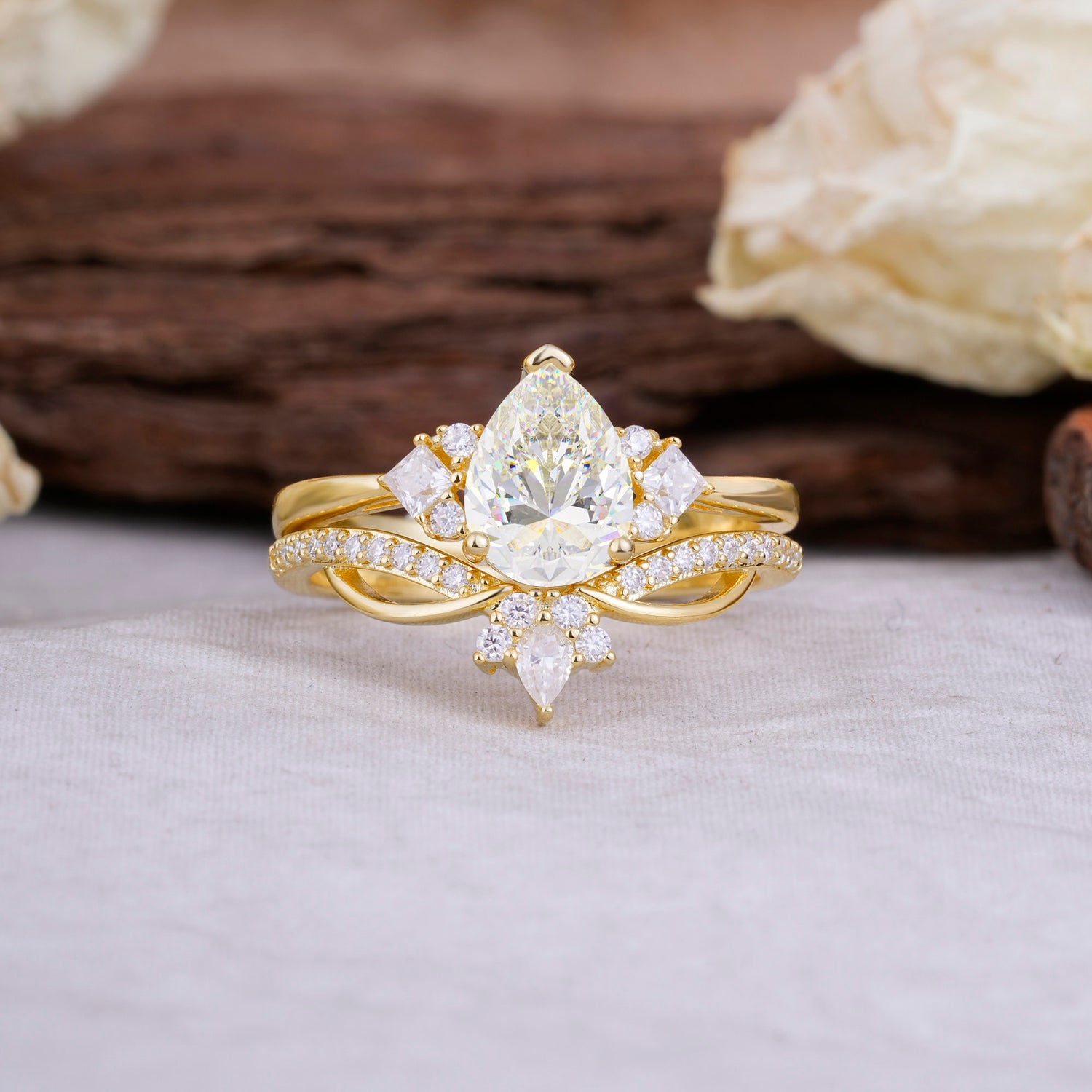 Fashion-Forward Luxury Pear-Cut Moissanite Bridal Ring Set