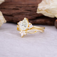 Fashion-Forward Luxury Pear-Cut Moissanite Engagement Ring Set
