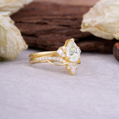 Fashion-Forward Luxury Pear-Cut Moissanite Engagement Ring Set