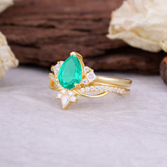 Fashion-Forward Luxury Pear-Cut Emerald Engagement Ring Set