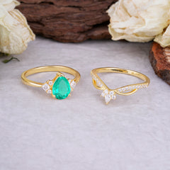 Fashion-Forward Luxury Pear-Cut Emerald Engagement Ring Set