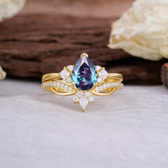Fashion-Forward Luxury Pear-Cut Alexandrite Engagement Ring Set