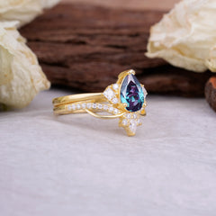 Fashion-Forward Luxury Pear-Cut Alexandrite Engagement Ring Set