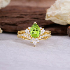 Fashion-Forward Luxury Pear-Cut Peridot Engagement Ring Set