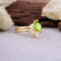 Fashion-Forward Luxury Pear-Cut Peridot Engagement Ring Set