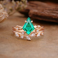 Fashion 4-Prong Kite-Cut Emerald Engagement Ring Set