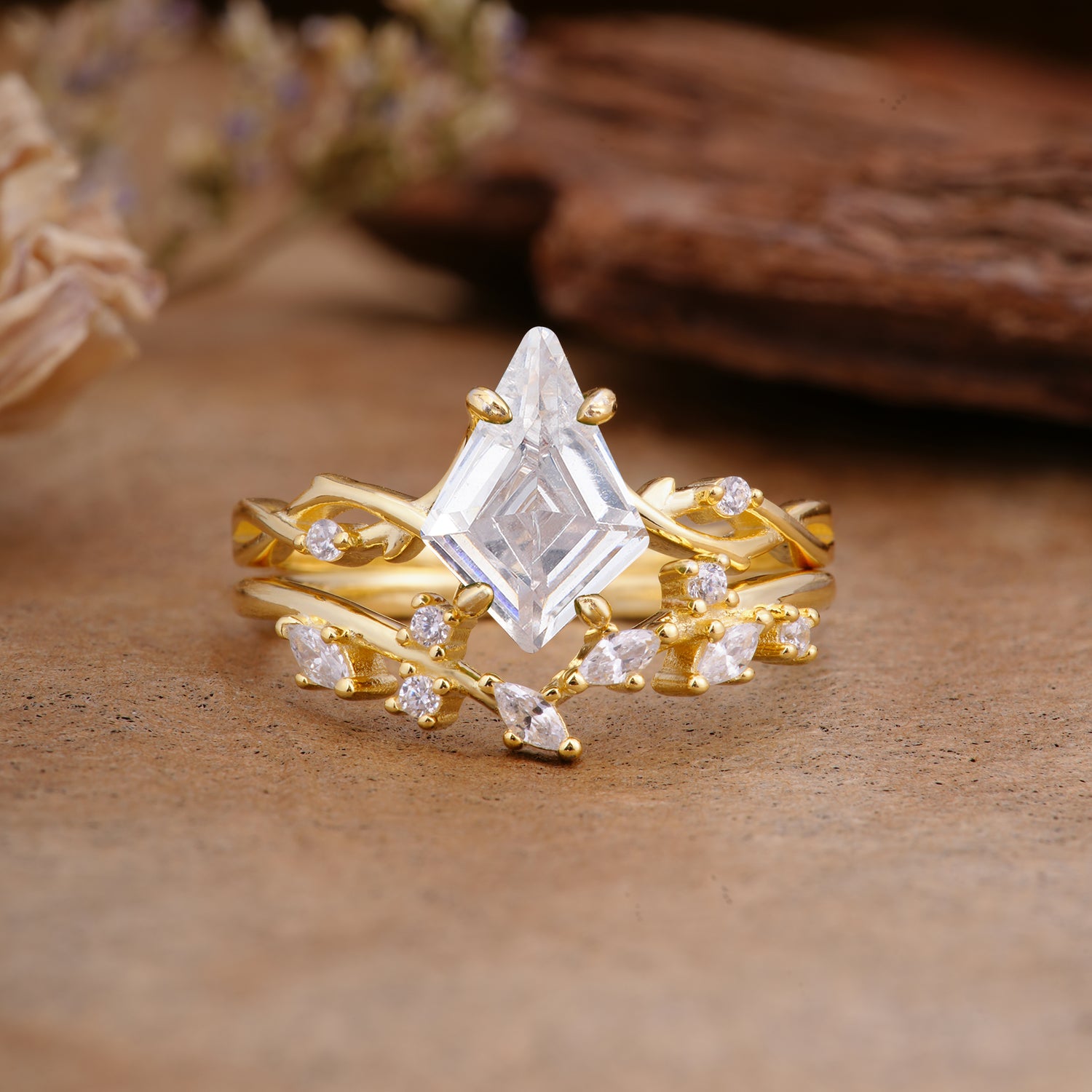 Fashion 4-Prong Kite-Cut Moissanite Bridal Ring Set
