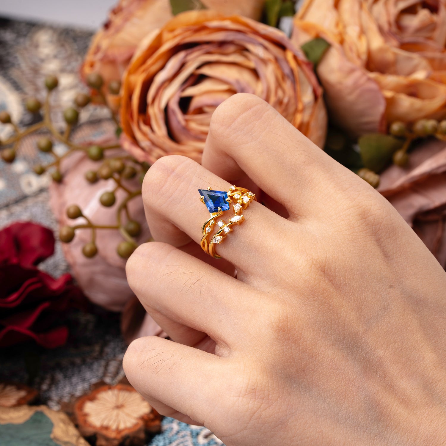 Fashion 4-Prong Kite-Cut Sapphire Bridal Ring Set
