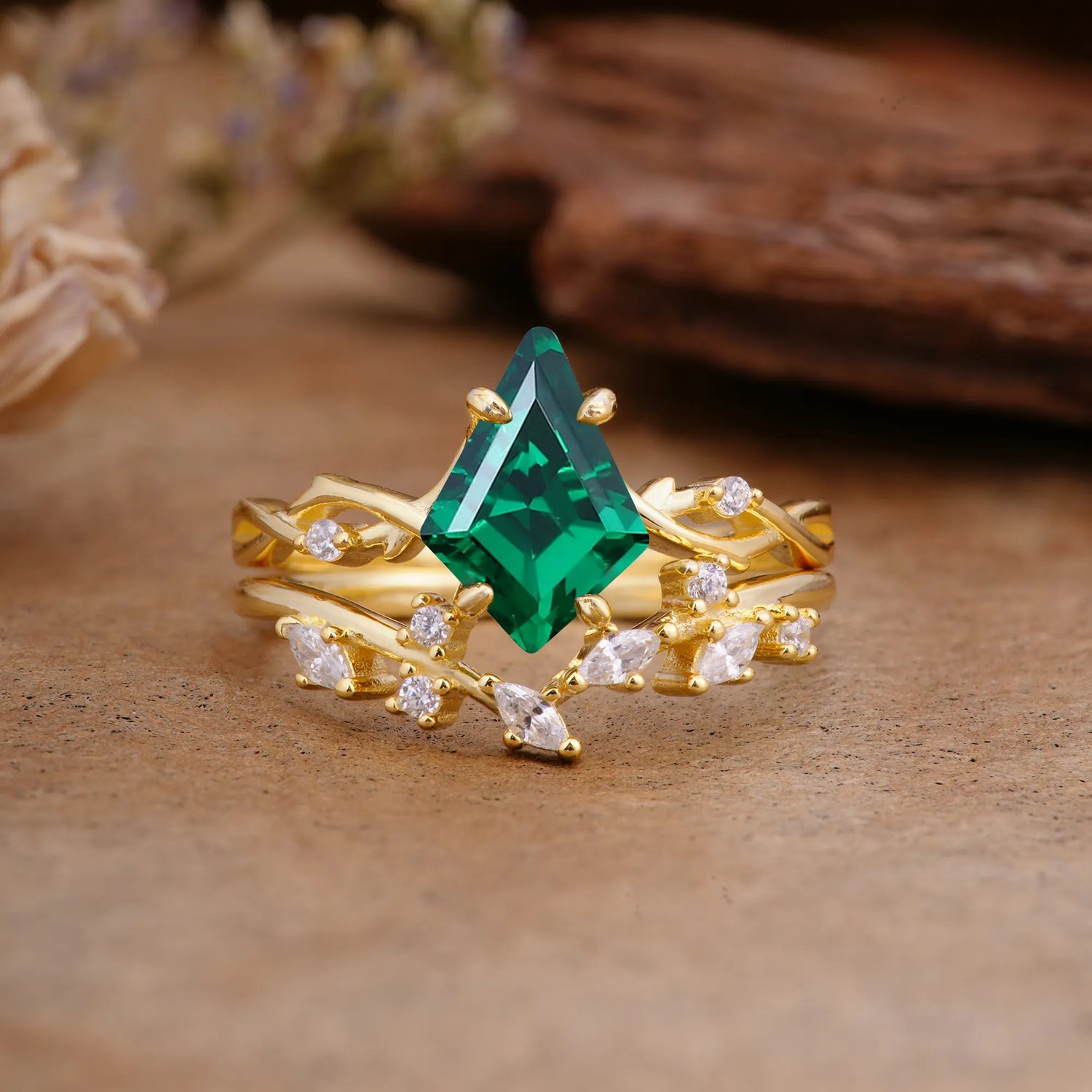 Fashion 4-Prong Kite-Cut Emerald Bridal Ring Set