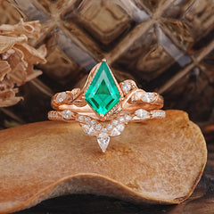Luxury Nature-Inspired 4-Prong Kite-Cut Emerald Engagement Ring Set
