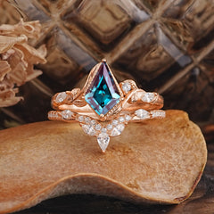 Luxury Nature-Inspired 4-Prong Kite-Cut Alexandrite Engagement Ring Set