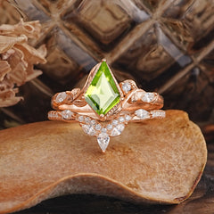 Luxury Nature-Inspired 4-Prong Kite-Cut Peridot Engagement Ring Set
