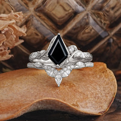Luxury Nature-Inspired 4-Prong Kite-Cut Black Onyx Engagement Ring Set