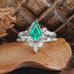 Luxury Nature-Inspired 4-Prong Kite-Cut Emerald Engagement Ring Set