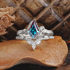 Luxury Nature-Inspired 4-Prong Kite-Cut Alexandrite Engagement Ring Set