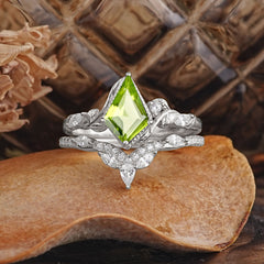 Luxury Nature-Inspired 4-Prong Kite-Cut Peridot Engagement Ring Set