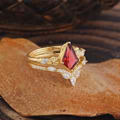 Luxury Nature-Inspired 4-Prong Kite-Cut Garnet Engagement Ring Set