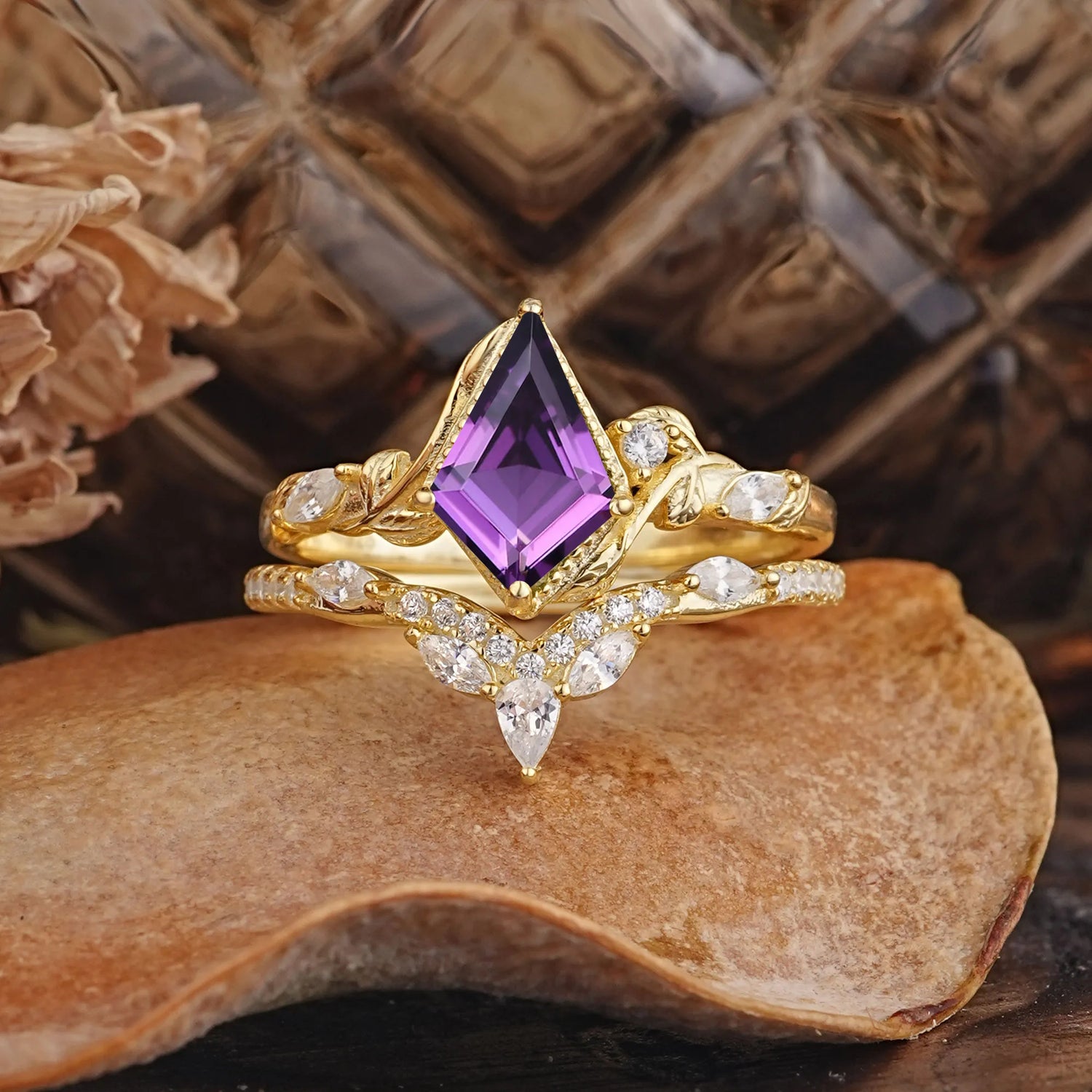 Luxury Nature-Inspired 4-Prong Kite-Cut Natural Amethyst Bridal Ring Set