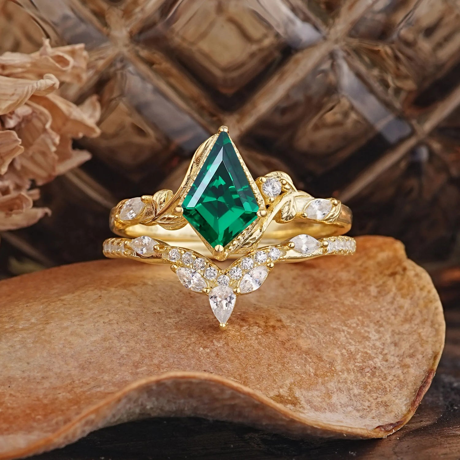 Luxury Nature-Inspired 4-Prong Kite-Cut Emerald Bridal Ring Set