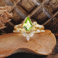 Luxury Nature-Inspired 4-Prong Kite-Cut Peridot Engagement Ring Set