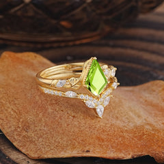Luxury Nature-Inspired 4-Prong Kite-Cut Peridot Engagement Ring Set