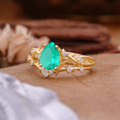 Nature-Inspired 4 prong Pear-Cut Emerald Ring Set