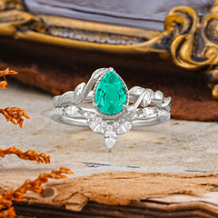 Nature-Inspired 3-Prong Oval-Cut Emerald Engagement Ring Set with Vine Accents