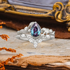 Nature-Inspired 3-Prong Oval-Cut Alexandrite Engagement Ring Set with Vine Accents