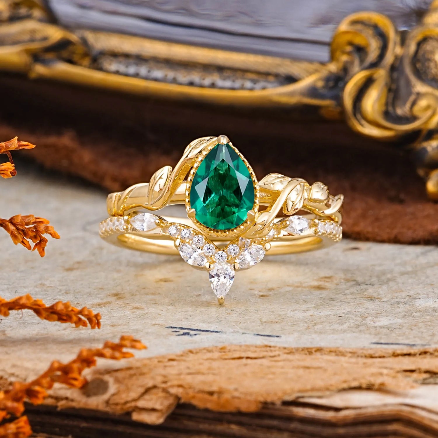 Nature-Inspired 3-Prong Pear-Cut Emerald Bridal Ring Set with Vine Accents