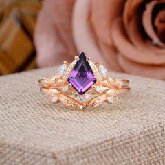 Nature Inspired The Dreamy Kite- Cut Natural Amethyst with Fantasy Leaf Gold Ring Set