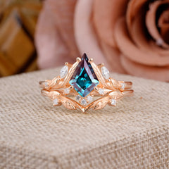 Nature Inspired The Dreamy Kite- Cut Alexandrite with Fantasy Leaf Gold Ring Set