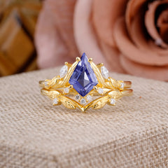 Nature Inspired The Dreamy Kite- Cut Tanzanite with Fantasy Leaf Gold Ring Set