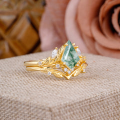 Nature Inspired The Dreamy Kite- Cut Natural Moss Agate with Fantasy Leaf Gold Ring Set