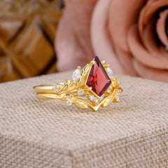 Nature Inspired The Dreamy Kite- Cut Natural Garnet with Fantasy Leaf Gold Ring Set